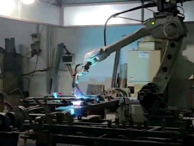 Robot kaynak hücresi çalışırken