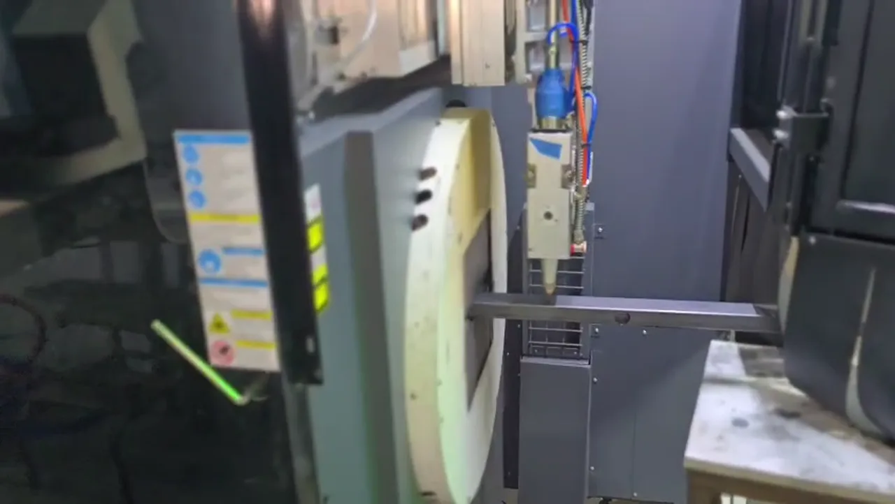 Makine parkurundaki lazer tezgâhının çalışma anı