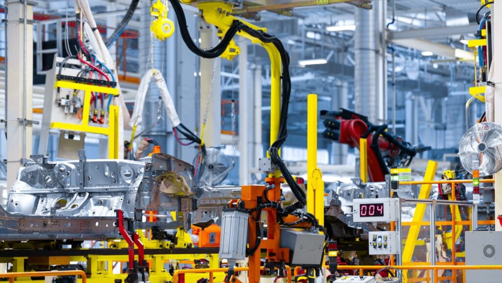 Otomasyonlu kaynak hattında çalışan robot kollar