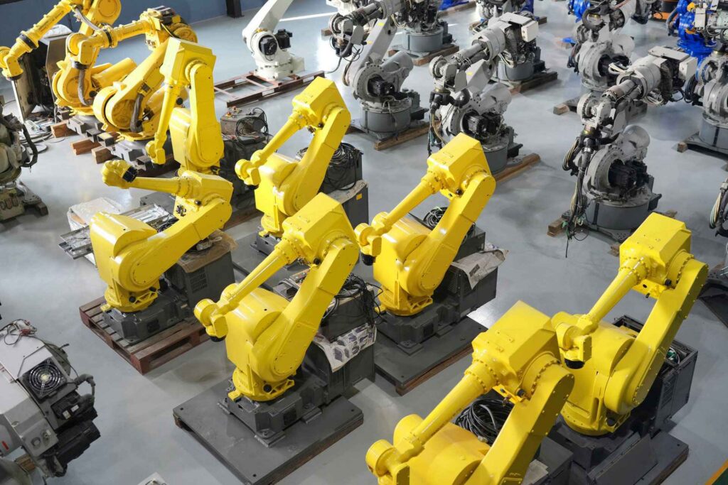 Üretim tesisinde sıralı endüstriyel robot kollar