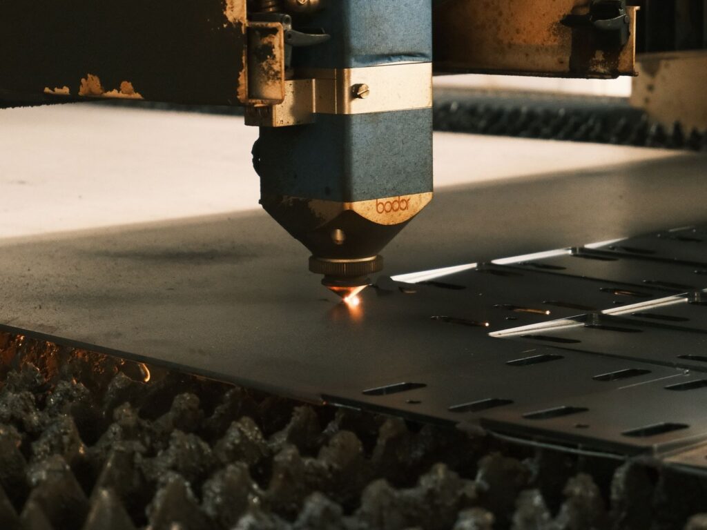Metal profil üzerinde çalışan lazer kesim kafası