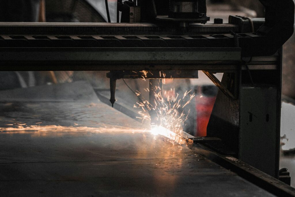 CNC kesim hattında kıvılcım saçarak kesilen metal profil