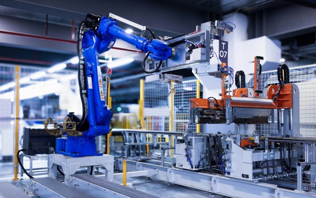 Üretim hücresinde programlı çalışan endüstriyel robot kol